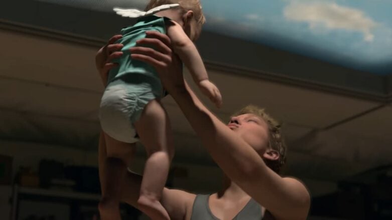 Death Stranding 2 Madre con niño en el aire