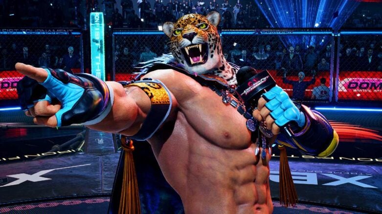 Hombre con máscara de Jaguar Tekken 8 con micrófono en la arena
