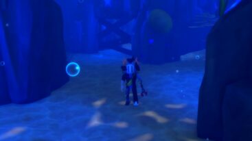 Roblox Fishbait Escape Avatar Wearing Silver Helme Adorned With Crows And Cat Wielding A Metal Claw Arm Underwater